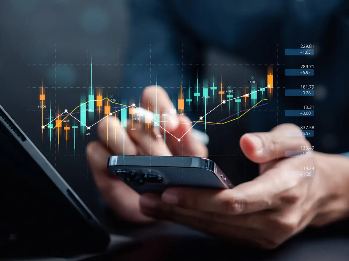 When to Use Crypto Signals vs Doing Your Own Analysis