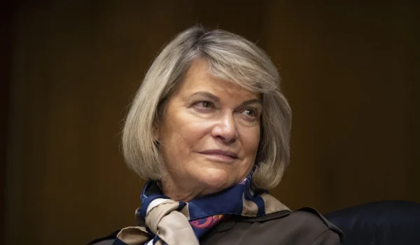 Lummis’ Bitcoin Meme on X Reignites Debate Over a U.S. Strategic BTC Reserve