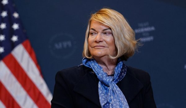 Senator Lummis Urges Banks to Embrace Stablecoins Instead of Pushing Back